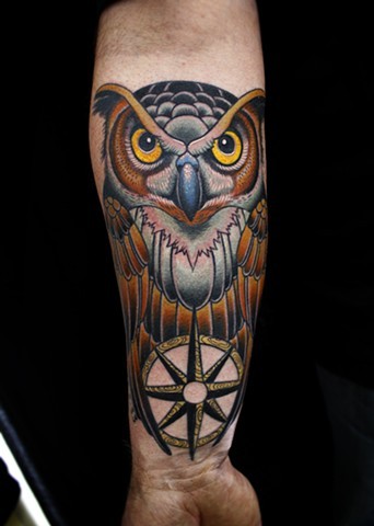 手臂彩色猫头鹰与航海纹身图案