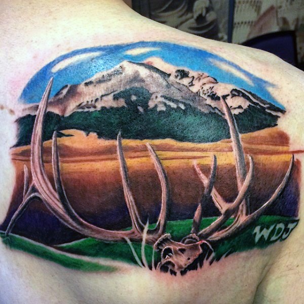 背部令人难以置信的鹿头骨和风景纹身图案