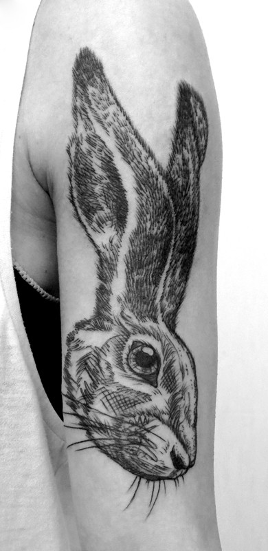 手臂黑灰兔子头部纹身图案