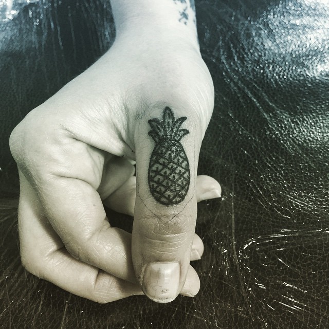 手指黑白小菠萝纹身图案