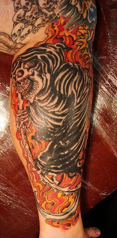 腿部骷髅死神和火焰彩色纹身图案
