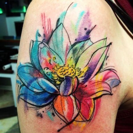 女性肩部水彩色莲花纹身图案