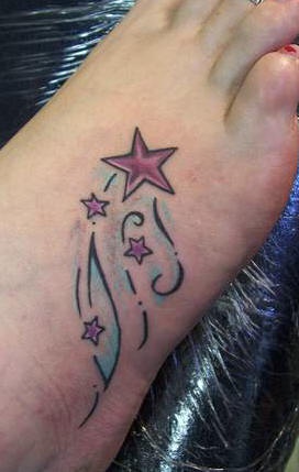 女性脚背粉红五角星纹身图案