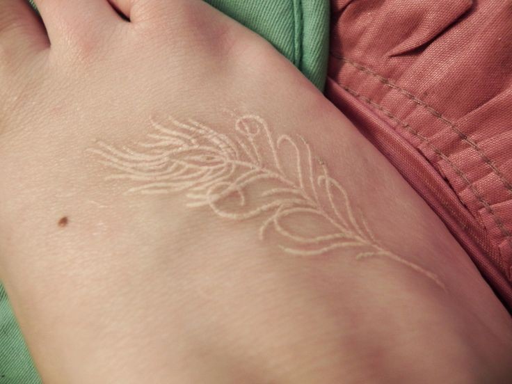 脚背可爱的白色孔雀羽毛隐形纹身图案