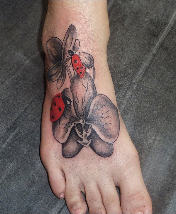 脚背可爱的瓢虫和花朵纹身图案