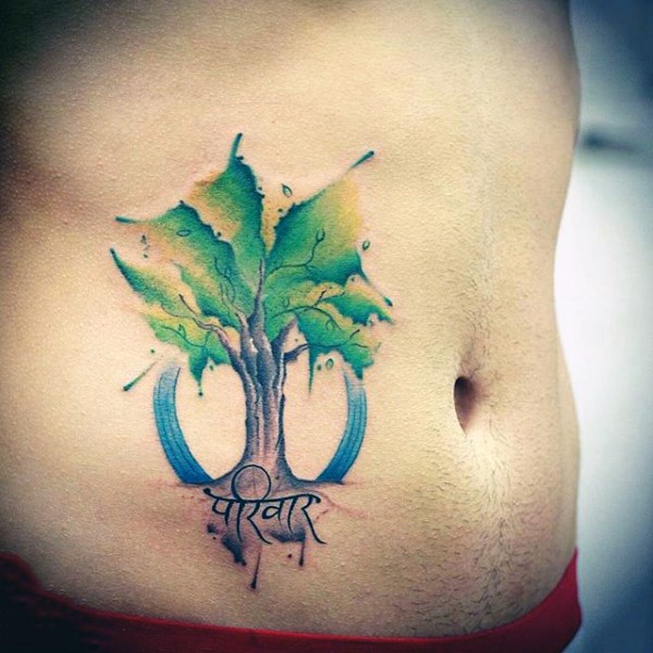 腹部绿色的孤独树和字母纹身图案