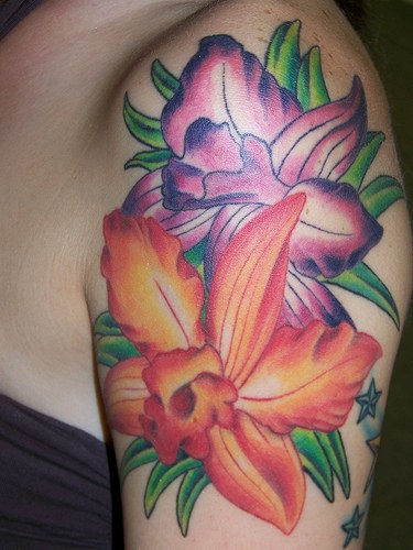 肩部紫色和橙色的木槿花纹身图片