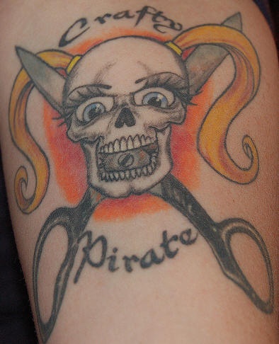 腿部彩色少女海盗骷髅和剪刀的纹身