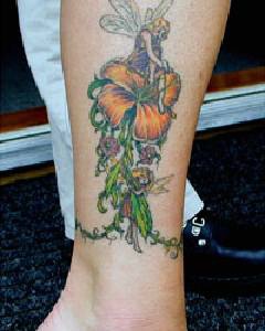 小腿小仙女和花朵纹身图案