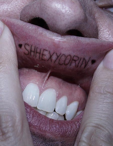 女性嘴唇内英文字母纹身图片