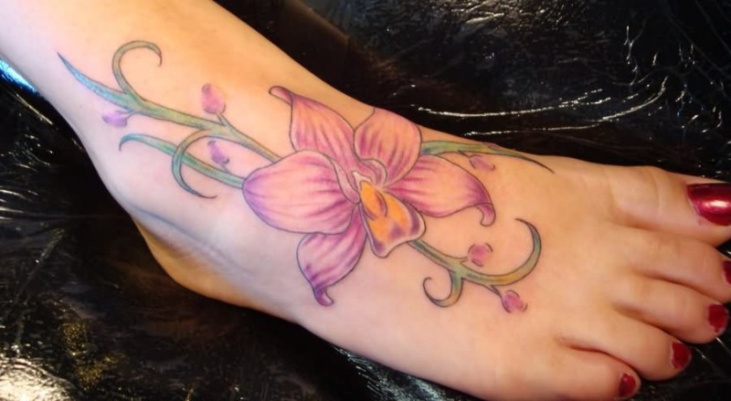女性脚背彩色兰花纹身图案