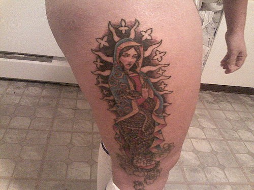 腿部彩色祈祷迷人的女孩纹身图案