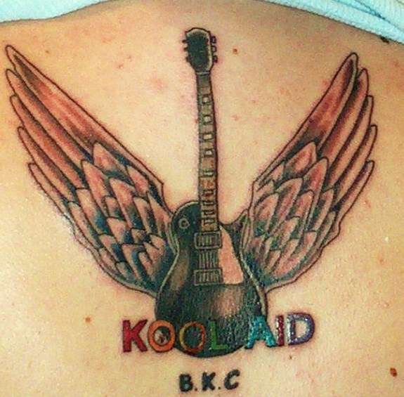 背部带翅膀的吉他纹身图案