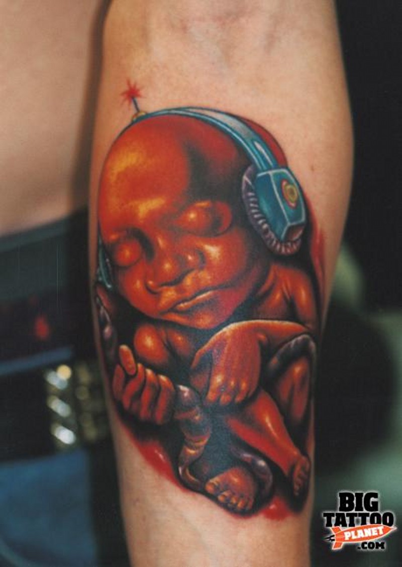 手臂彩色奇怪的人类胚胎耳机纹身图案
