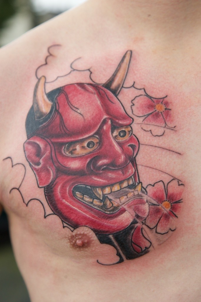 胸部花朵和红色恶魔纹身图案