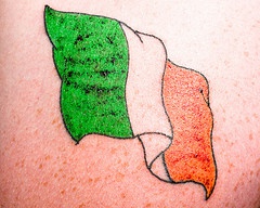 肩部彩色爱尔兰国旗纹身图案
