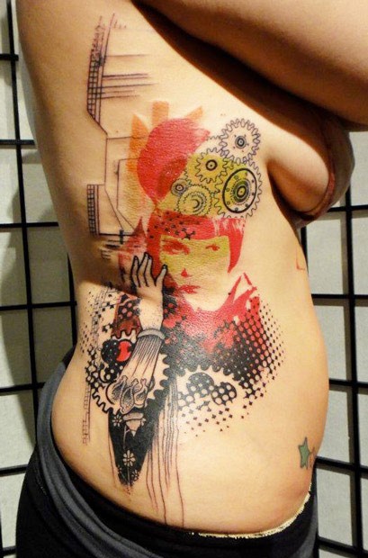 女性侧肋彩色机械和女性肖像纹身图案