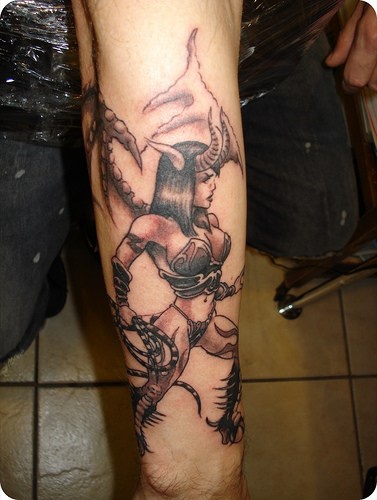 手臂棕色残酷的女人纹身图案