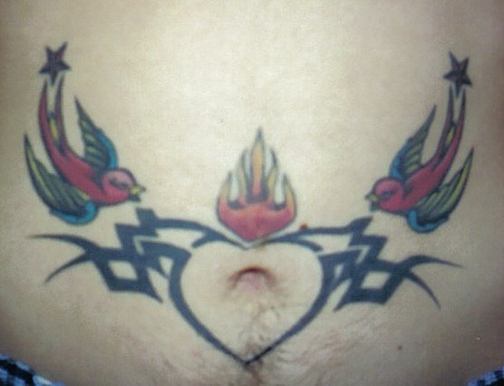 腹部彩色燕子与爱心图腾纹身图片