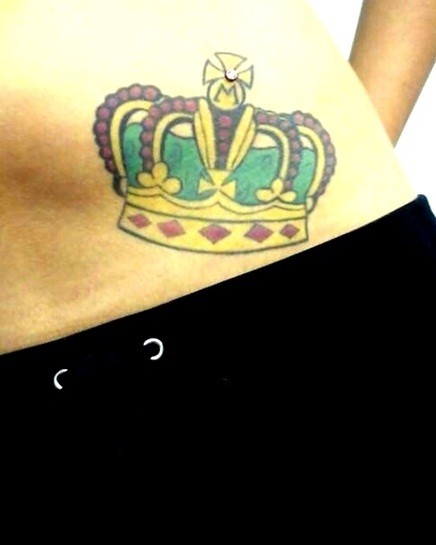 腹部金色的皇冠纹身图案