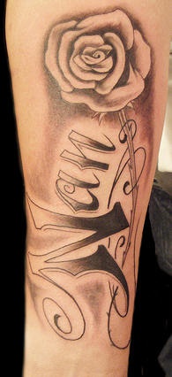 手臂棕色玫瑰花与英文纹身图案