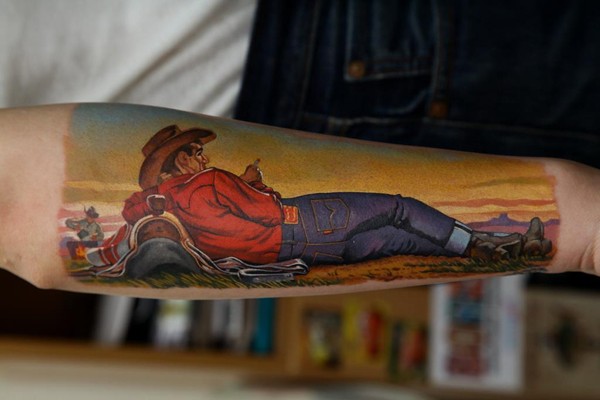 手臂经典的彩色牛仔男子纹身图案
