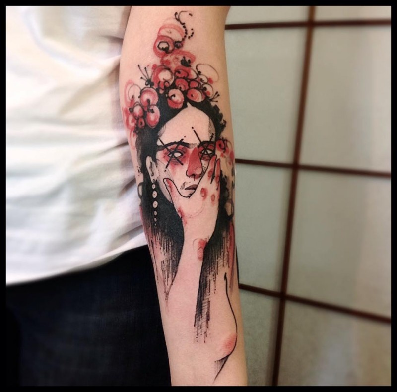 手臂神秘的彩色女人花纹身图案