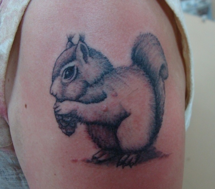 大臂松鼠啃松果纹身图案