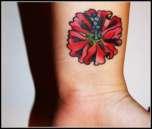 女性手腕彩色花朵纹身图案