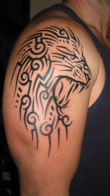 男性肩部黑色部落狮子头图腾纹身