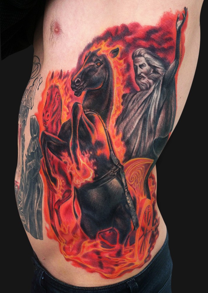 侧肋彩绘马骑手与火焰纹身图案