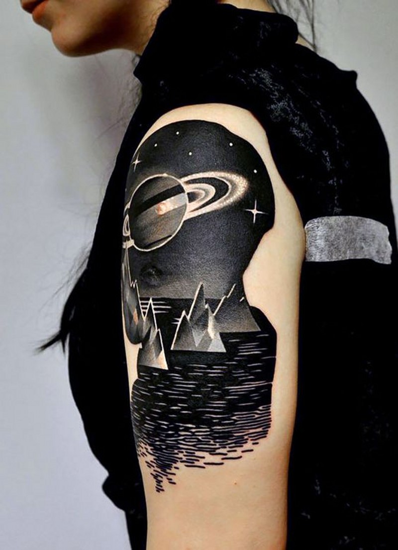 肩部黑白夜海洋与大行星纹身图片