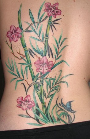 背部彩色兰花和竹子纹身图案