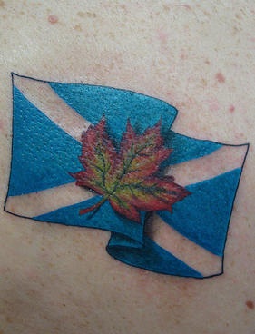 肩部彩色苏格兰国旗和枫叶纹身