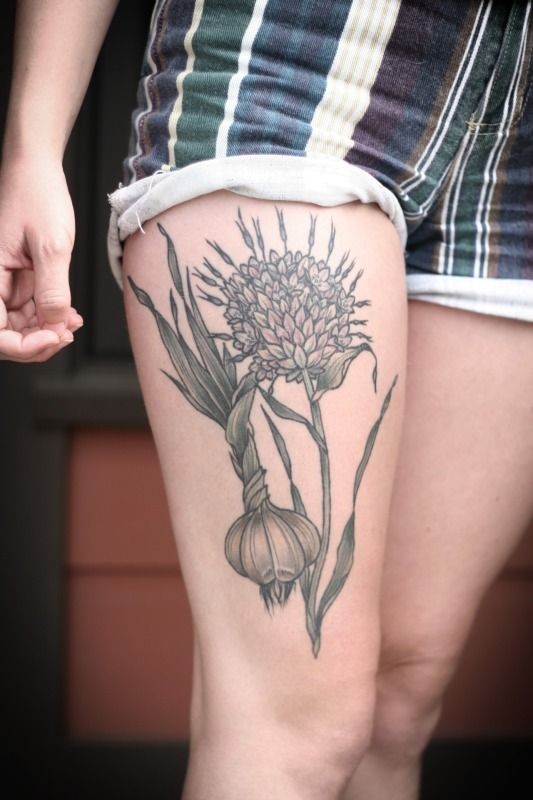 女性腿部大蒜和花朵纹身图案