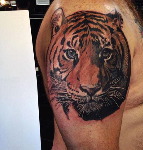 大臂写实的彩色老虎头像纹身图案