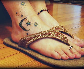 脚部彩色薄月亮和五角星纹身图案
