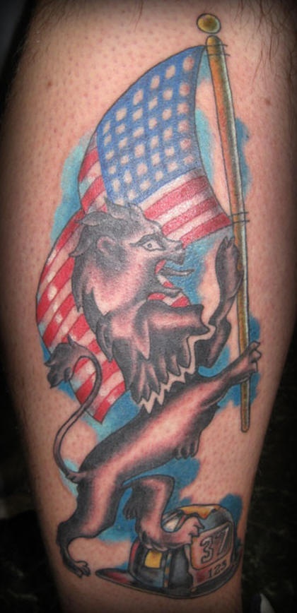 腿部彩色猖獗的狮子与美国国旗纹身