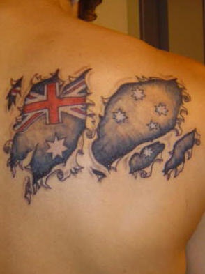 肩部彩色带有澳大利亚国旗的纹身