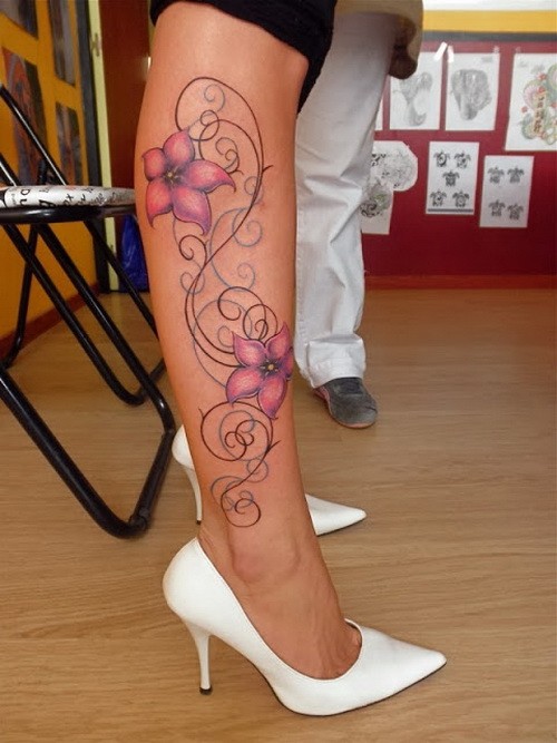女性腿部粉红花朵藤蔓纹身图案