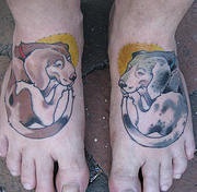 两只脚背的狗纹身图案