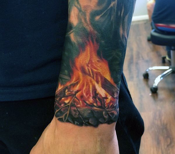 写实风格彩色手腕燃烧的火堆纹身图案