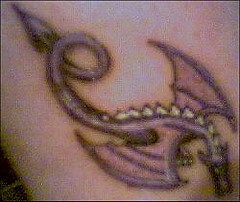 紫色的飞龙纹身图案