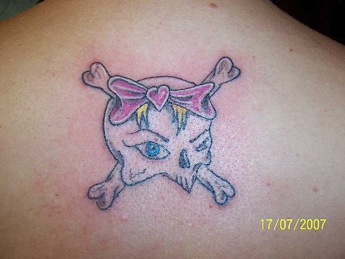背部简约少女的骷髅纹身图案