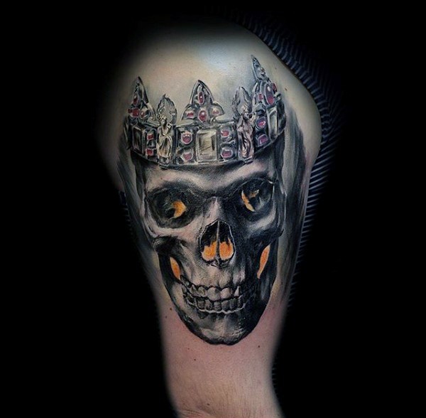 逼真的彩色骷髅和皇冠纹身图案