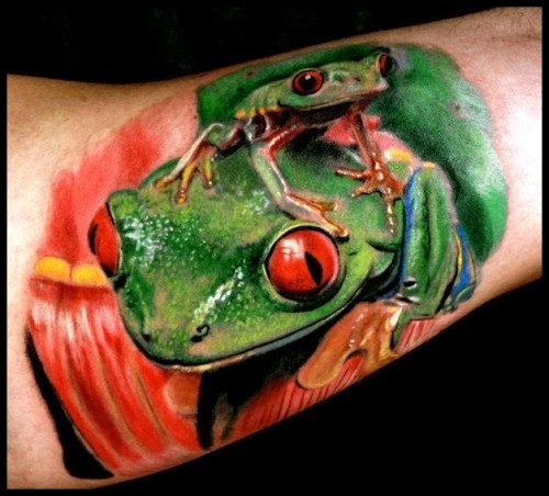 手臂逼真的彩色青蛙纹身图案