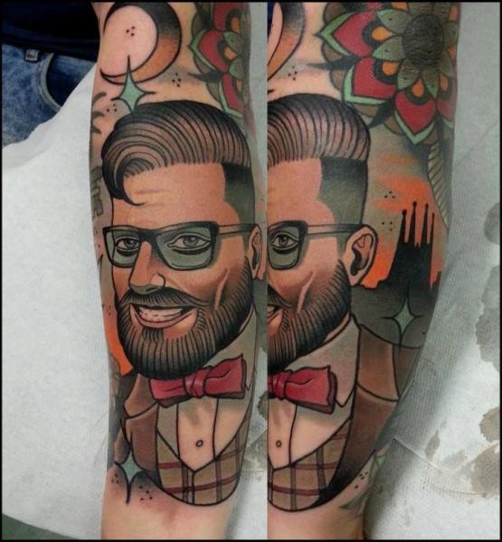 手臂新风格的彩色眼镜男子纹身图案