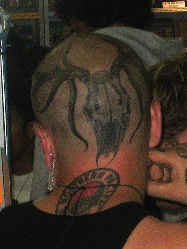 男性头部可怕的蜘蛛怪和圆形标志纹身