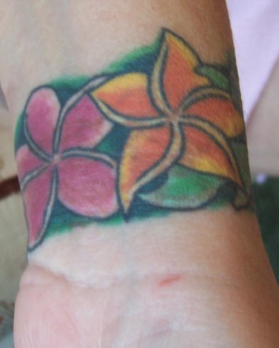 手腕彩色夏威夷花朵纹身图案