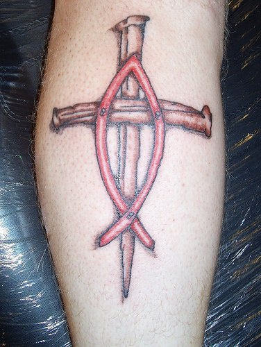 十字架和红色丝带纹身图案